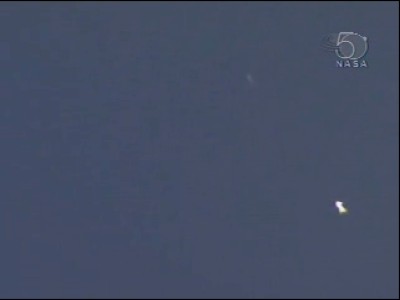 t+2m26s; ormai i boosters non si vedono quasi più, mentre lo space shuttle prosegue la sua curva d'immissione in orbita:  KB