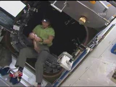 La comandante dell'ISS, Peggy Whitson, apre il libro delle procedure per l'attivazione del modulo Columbus: 30 KB