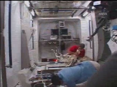 Gli astronauti stanno collegando il modulo alle reti (vedi la scheda giornaliera più sopra): 30 KB