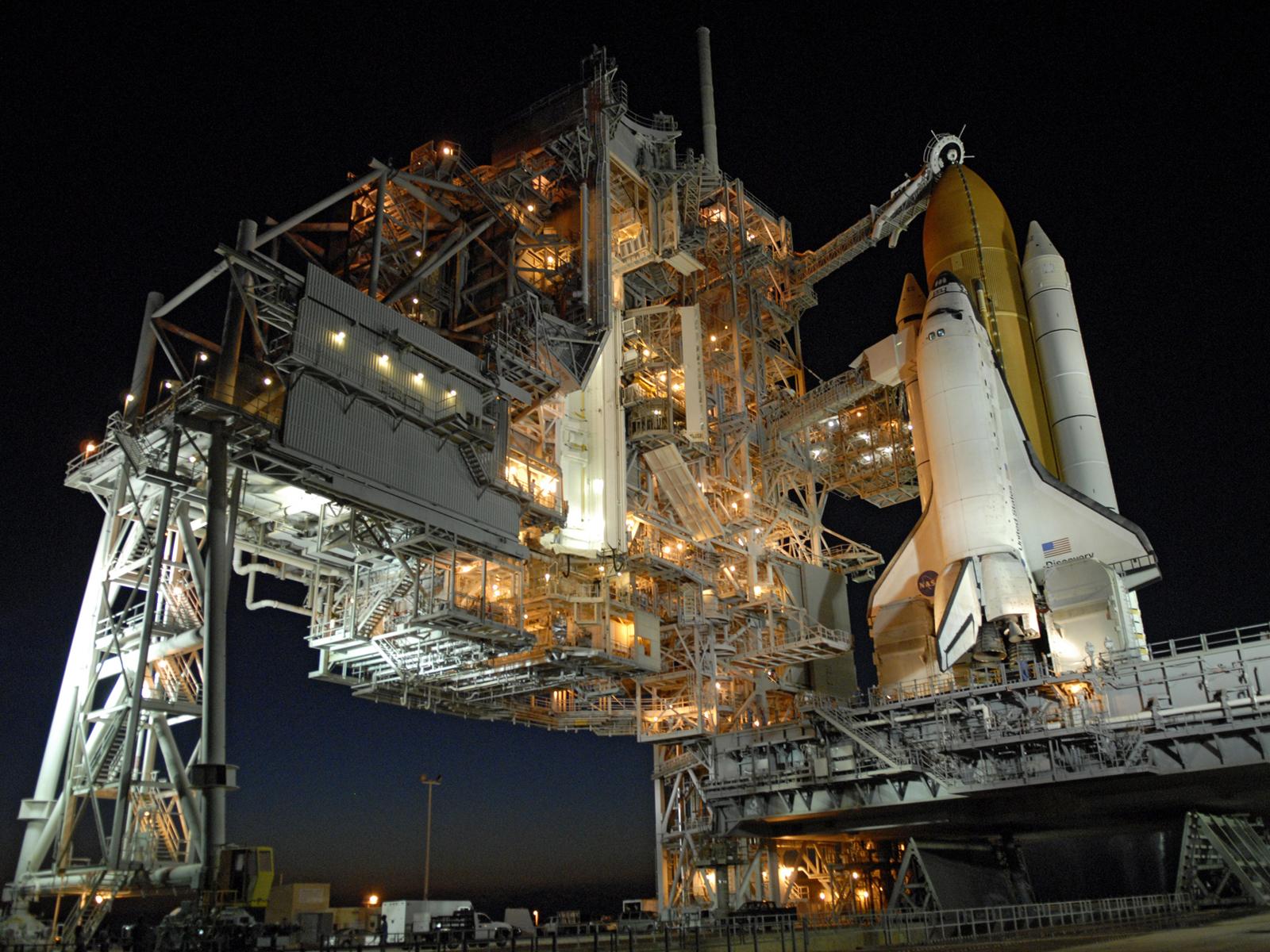 The space shuttle Discovery on Launch Pad 39A: 281 KB