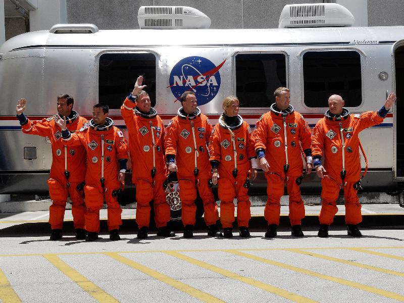 Discovery's astronauts are about to climb on astrovan: 105 KB