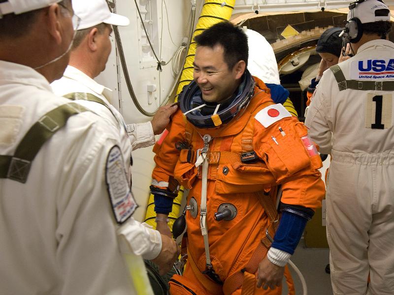 Hoshide in front of the hatch of boarding of the space shuttle: 82 KB