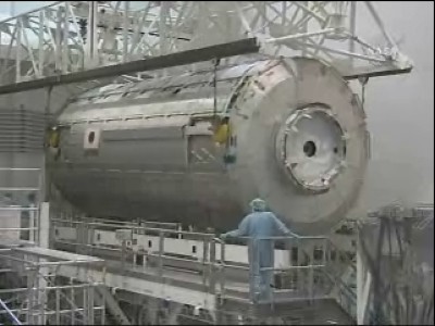 Il laboratorio è aggabciato e sollevato dalla gru del capannone della NASA: 33 KB