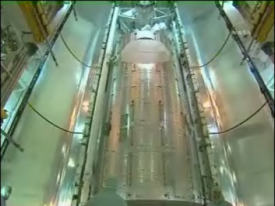 Il laboratorio giapponese Kibo è stato issato quasi del tutto; quando lo shuttle sarà portato alla rampa di lancio, il laboratorio sarà adagiato dentro la sua stiva: 34 KB