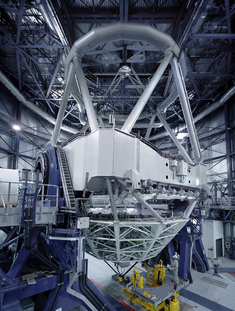 La montatura del telescopio UT1: 188 KB; clicca l'immagine per ingrandirla