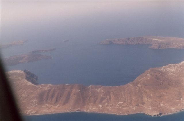 1) La caldera di Santorini: 22 KB; clicca l'immagine per ingrandirla