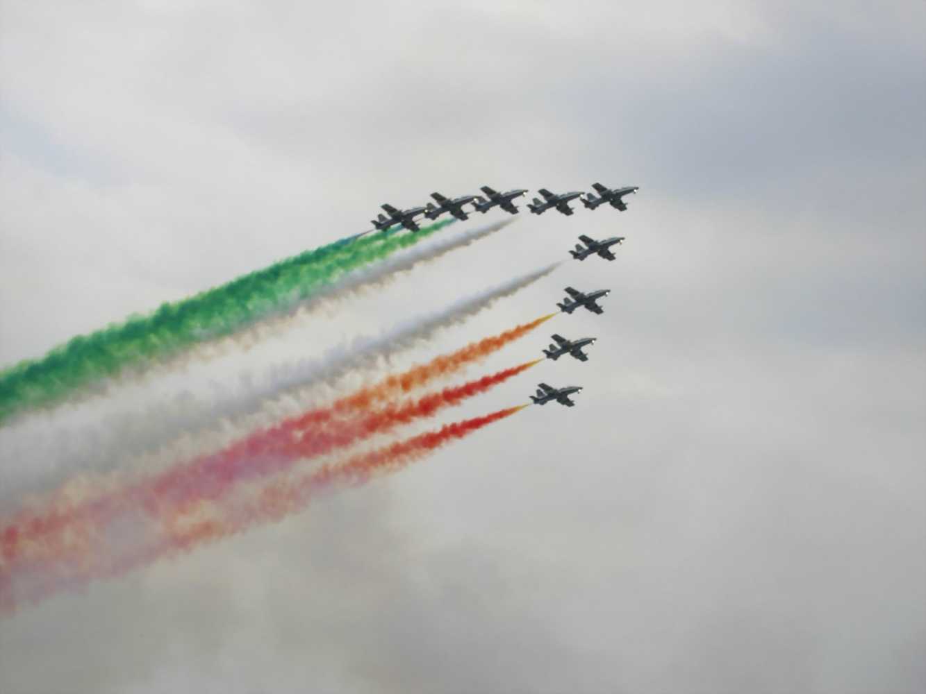 Frecce Tricolori flying over the Rivolto airbase: 37 KB; click on the image to the enlarge