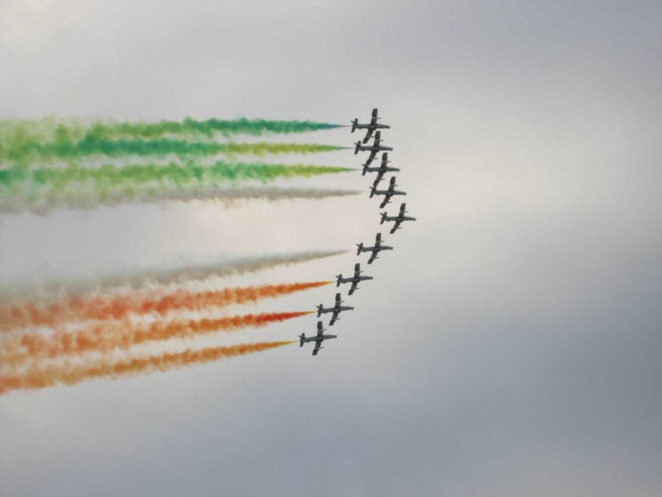 Frecce Tricolori flying over the Rivolto airbase: 39 KB; click on the image to the enlarge