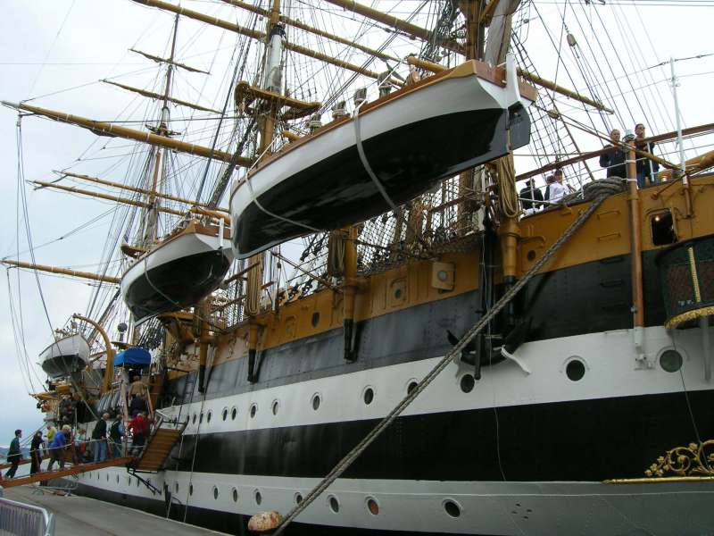 Vespucci schoolship: 74 KB; click on the image to enlarge