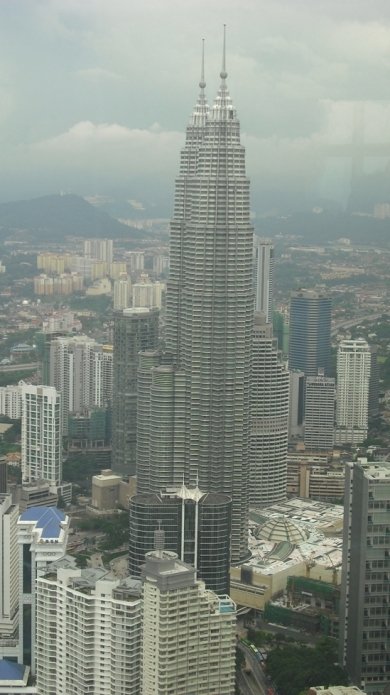 Petronas Twin Towers in Kuala Lumpur (Malaysia): 60 KB; click on the image to the enlarge