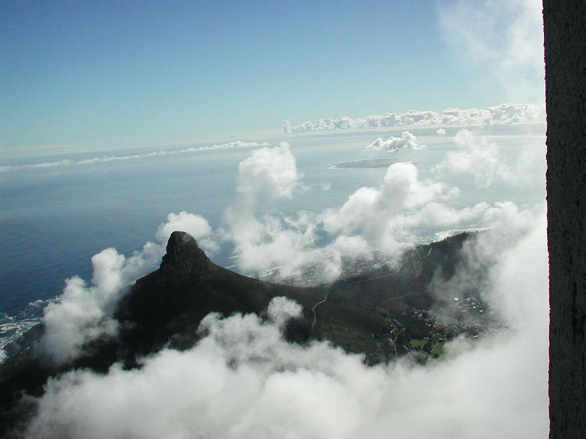 4) Panorama dall'alto della Table Mountain: 59 KB; clicca l'immagine per ingrandirla
