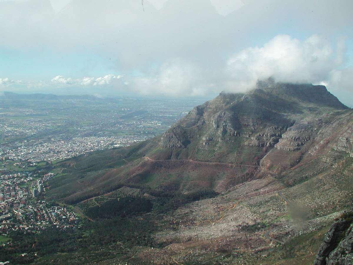 2) Panorama dalla Table Mountain: 111 KB; clicca l'immagine per ingrandirla