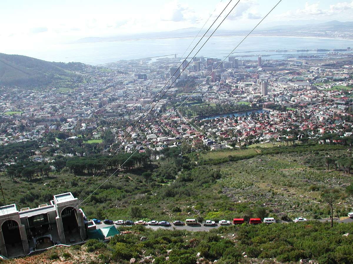 1) Panoramica di Cape Town dalla cabinovia: 194 KB; clicca l'immagine per ingrandirla
