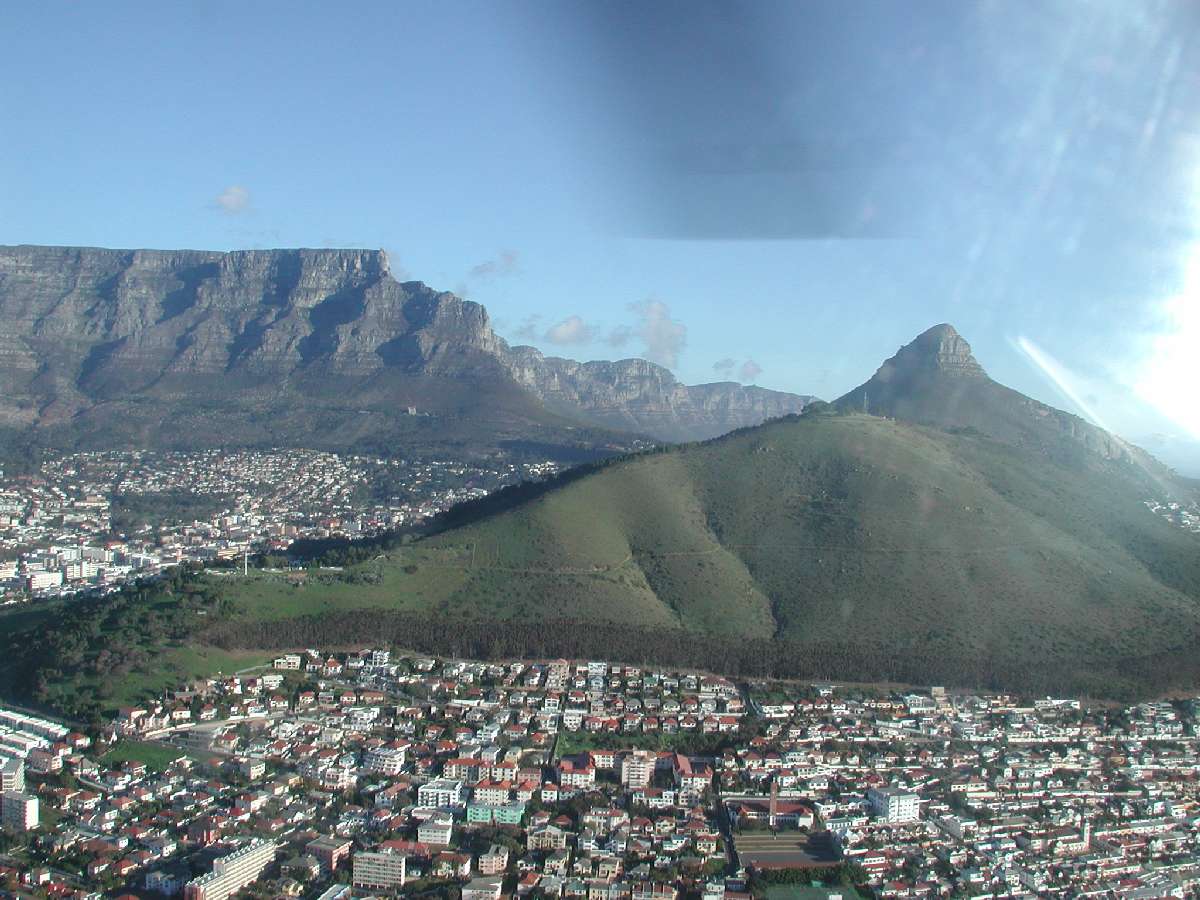 2) Sorvolando in elicottero Cape Town: 127 KB; clicca l'immagine per ingrandirla