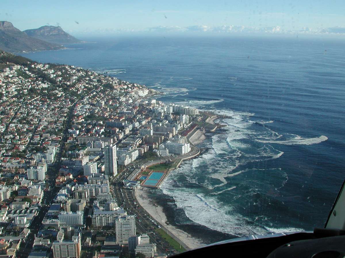 2) Sorvolando in elicottero Cape Town: 150 KB; clicca l'immagine per ingrandirla
