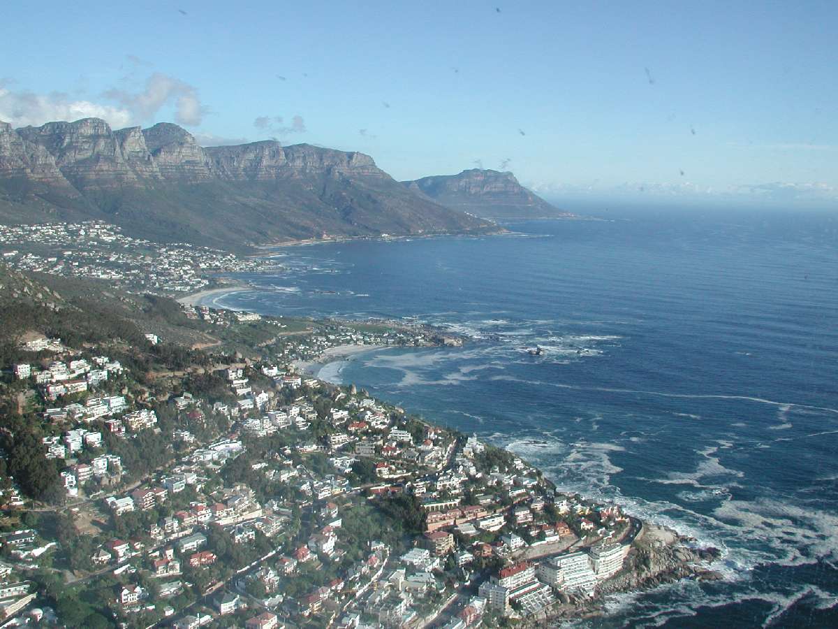 2) Sorvolando in elicottero Cape Town: 135 KB; clicca l'immagine per ingrandirla