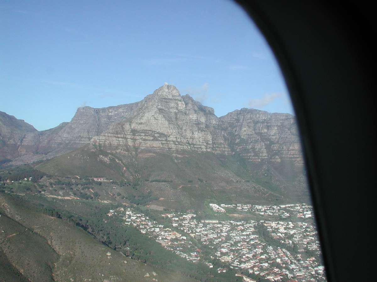 1) Sorvolando in elicottero Cape Town: 81 KB; clicca l'immagine per ingrandirla