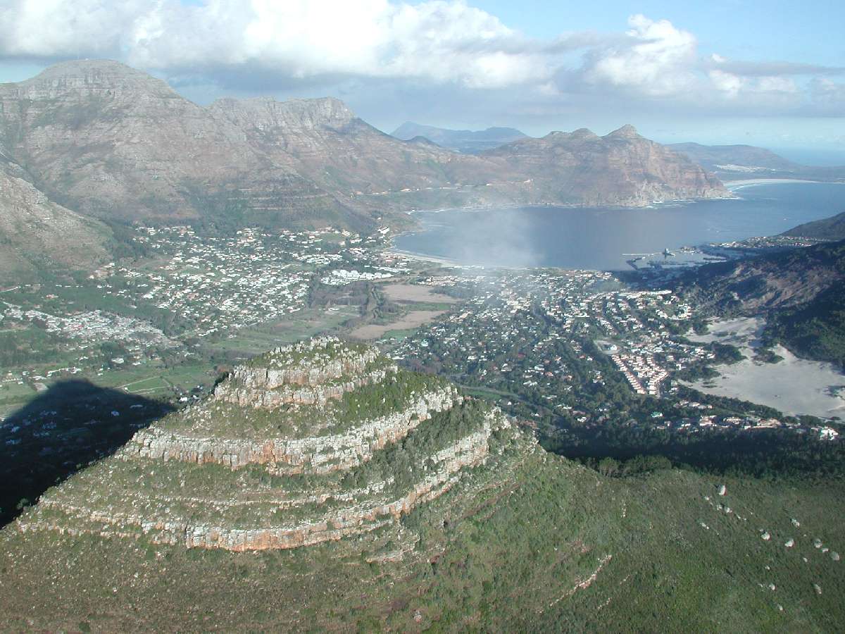 2) Sorvolando in elicottero Cape Town: 147 KB; clicca l'immagine per ingrandirla