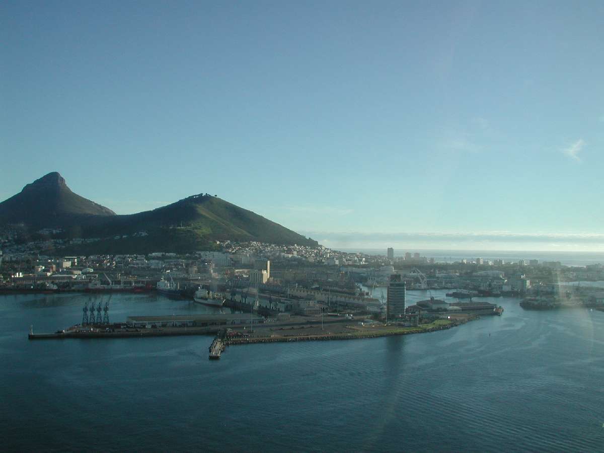 2) Il porto di Cape Town: 50 KB; clicca l'immagine per ingrandirla