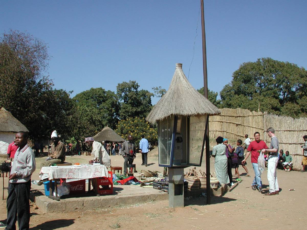 5) Una cabina telefonica nel villaggio: 169 KB; clicca l'immagine per ingrandirla