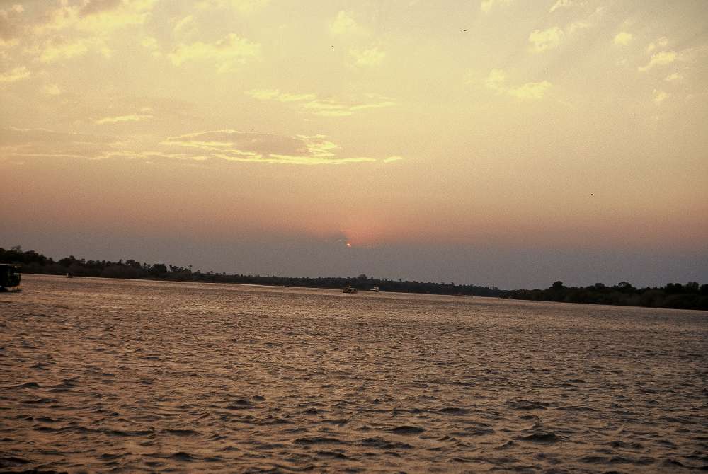 Sunset on Zambesi river: 70 kb; clicca l'immagine per ingrandirla